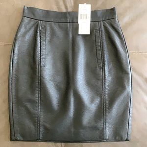 NWT black, soft leather skirt w/ two front pockets by French Connection! 💃